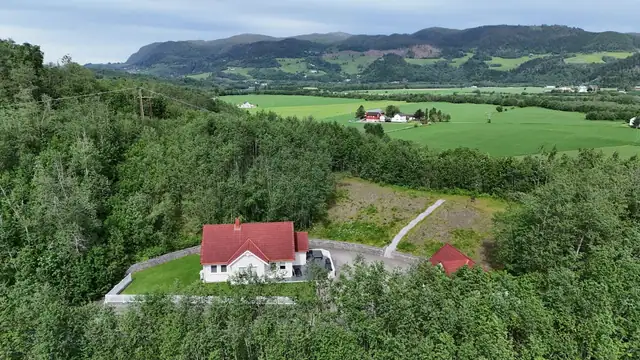 Unik eiendom med herskapelig og svært påkostet uteareal - 2 Garasjer - 2 Stuer - Stor tomt - Landlige omgivelser — bilde 4