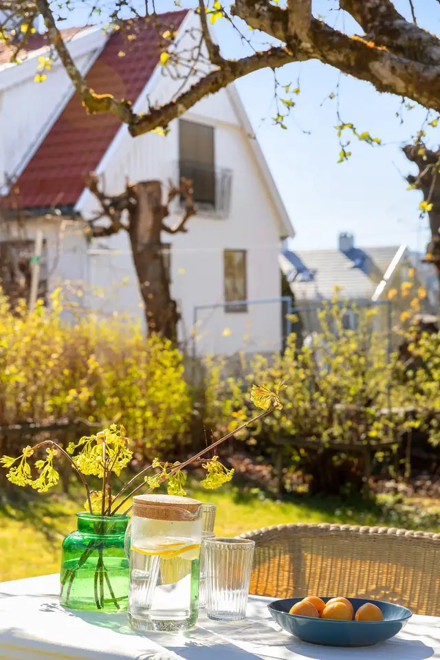 Hagen har lang solgang, og egner seg fint for lek til de minste eller hageselskap.