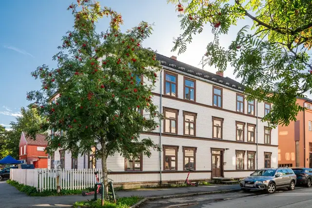 Velkommen til Hans Nissens gate 2A - en lys og innbydende 3-roms selveierleilighet med attraktiv beliggenhet på populære Ila.
