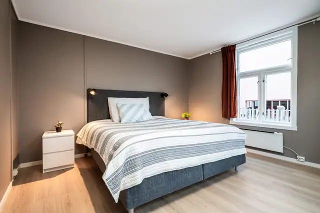 Soverommet oppleves lyst og romslig, med vinduer på to sider som gir et godt naturlig lysinnslipp.