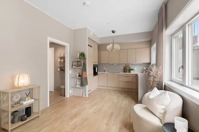 Stua nyter godt av rikelig med naturlig dagslys med lysinnslipp fra 2 sider.
