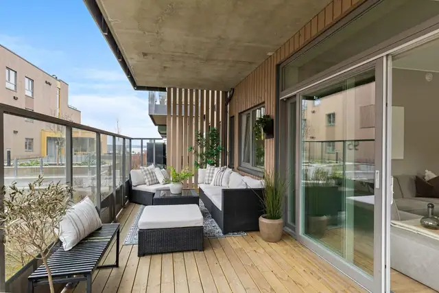 Fra stua har man direkte utgang til romslig terrasse på 17,8 kvm med takoverbygg.