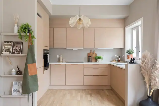 Lekkert kjøkken fra kvalitetsleverandør HTH. Pent utformet med gode valg som blant annet ovn praktisk plassert i arbeidshøyde.