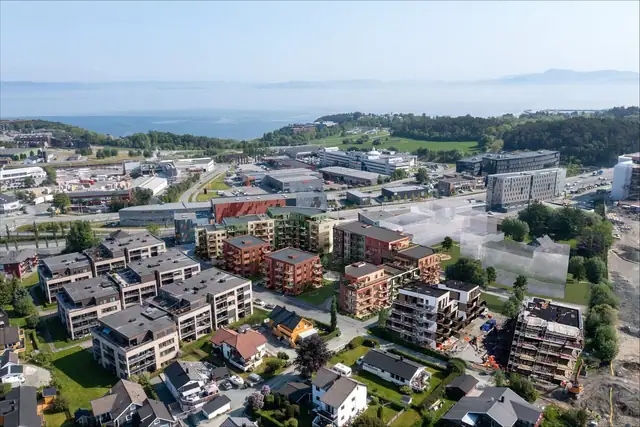 Sentral beliggenhet med nærhet til kollektivtransport, flotte turområder på Lade og handelsområder på Leangen/Lade.