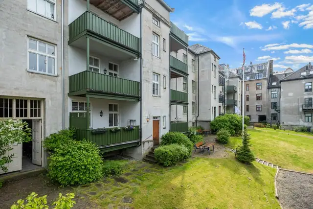God beliggenhet ut mot trivelig bakgård