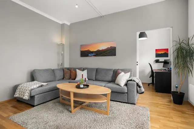 God plass til sofa og TV-møbler