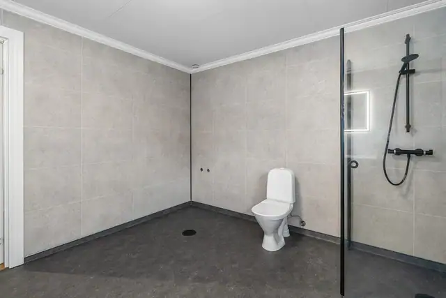 Stort og romslig baderom med mulighet for å sette inn badekar.