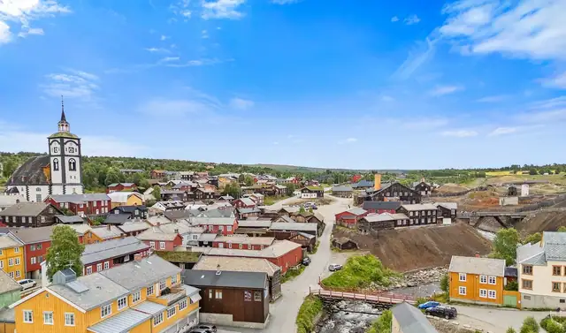 Et arkitekttegnet massivtrehus med en historisk beliggenhet i sentrum av Røros.