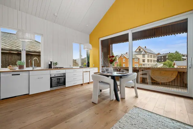 Gode arbeidsflater og rikelig med skuffeplass som legger til rette for en praktisk hverdag.