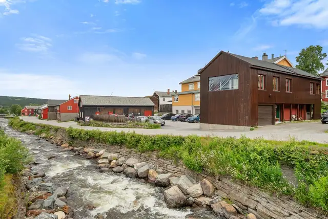 Her har man kort vei til Røros sentrum, skoler, barnehager, butikker, togstasjon og flotte tur- og friluftsområder året rundt.