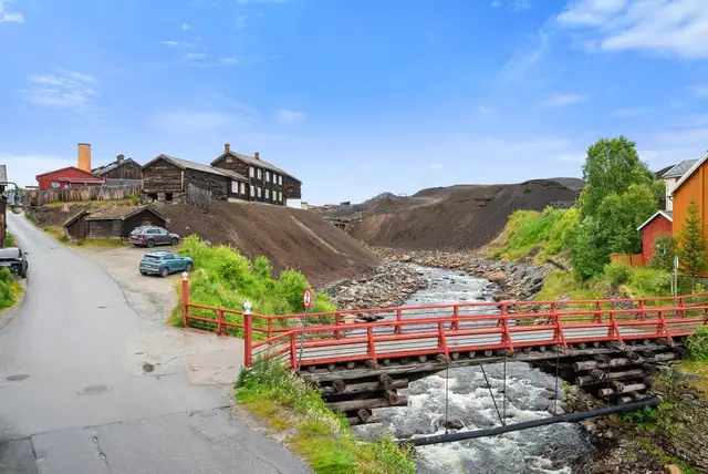 Flott nabolag med nærhet til Hyttelva og de historiske trebebyggelsene, samt nydelig og unik utsikt over Slegghaugene.