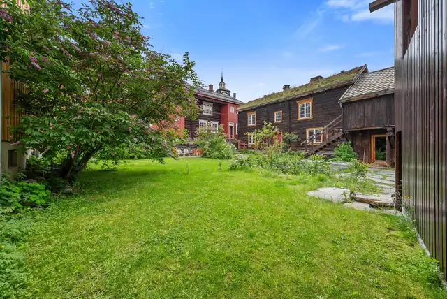 Fra tomten og mot gårdstunet tilhørende Proviantskrivergården.