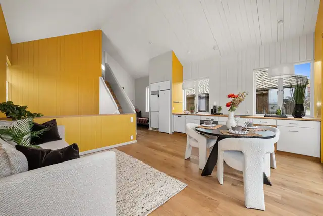 Her får du en lys og luftig stue/kjøkken-løsning på hele 24,2 m² med gode møbleringsmuligheter.