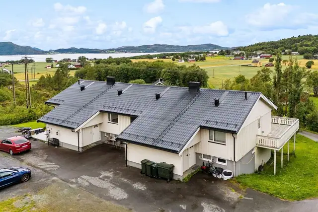 Boligen ligger i et godt etablert nabolag med rolige omgivelser omgitt av et frodig landskap og vakker Fosen-natur.