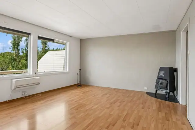 Stuen måler gode 24 kvadratmeter og sikrer gode møbleringsmuligheter. Boligen oppvarmes via varmepumpe og behagelig vedfyring.