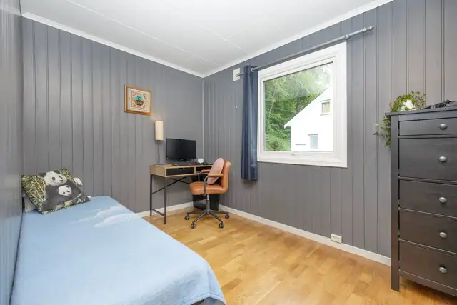 Lyst og trivelig soverom som også egner seg godt som kontor.