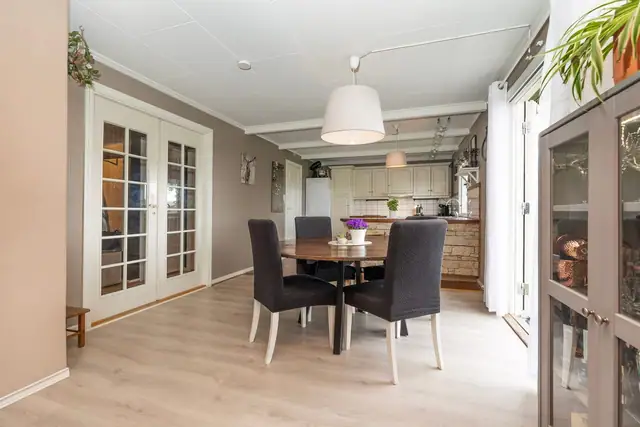 God plass til spisebord i tilknytning kjøkkenet. Til høyre er det utgang til terrassen via dobbeltdør