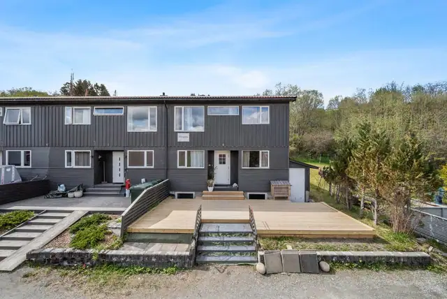 Lys og fint rekkehus beliggende i familievennlig boligområde - 3 soverom og 2 stuer! Gode solforhold og garasjeplass — bilde 1