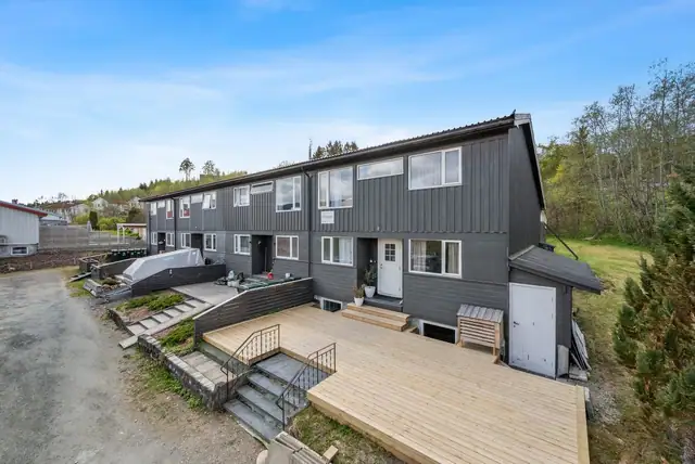 Lys og fint rekkehus beliggende i familievennlig boligområde - 3 soverom og 2 stuer! Gode solforhold og garasjeplass — bilde 2