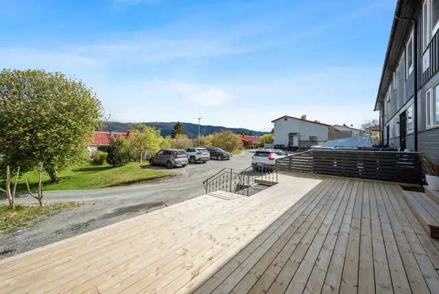 Lys og fint rekkehus beliggende i familievennlig boligområde - 3 soverom og 2 stuer! Gode solforhold og garasjeplass — bilde 3