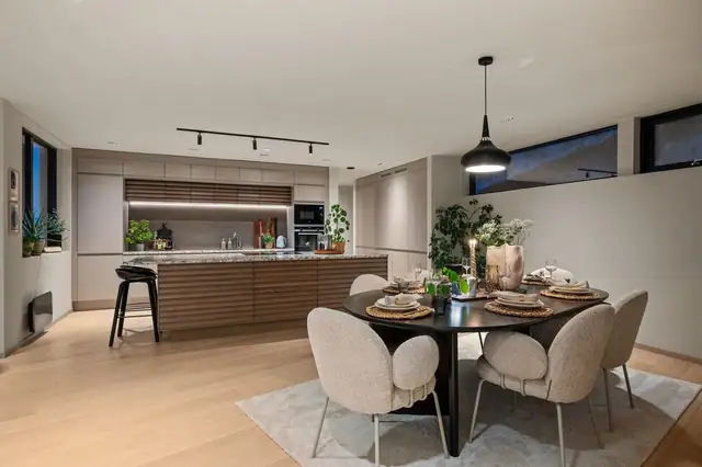 Dansk Aubo-kjøkken i moderne utførelse med sandfarget finish.