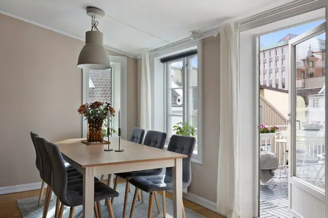 Rommets størrelse gir flere gode møbleringsmuligheter og legger til rette for hyggelige sosiale soner. Fra stuen er det direkte adkomst til felles terrasse.