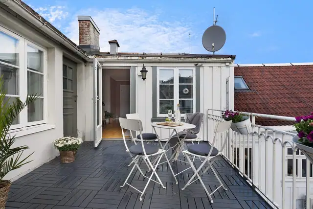 Romslig felles terrasse med svært gode solforhold som legger til rette for hyggelige stunder utendørs.