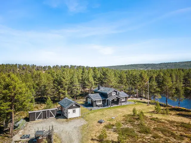 Flott fritidseiendom ved elvebredden på 4,2 mål tomt! - idylisk uteplass med stor skiferterrasse på 68 kvm. — bilde 2