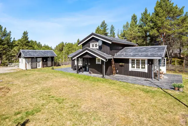 Flott fritidseiendom ved elvebredden på 4,2 mål tomt! - idylisk uteplass med stor skiferterrasse på 68 kvm. — bilde 11