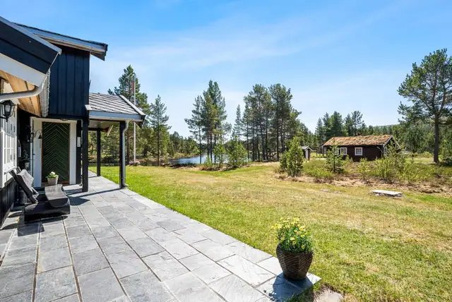 Flott fritidseiendom ved elvebredden på 4,2 mål tomt! - idylisk uteplass med stor skiferterrasse på 68 kvm. — bilde 12