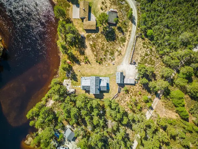 Flott fritidseiendom ved elvebredden på 4,2 mål tomt! - idylisk uteplass med stor skiferterrasse på 68 kvm. — bilde 3