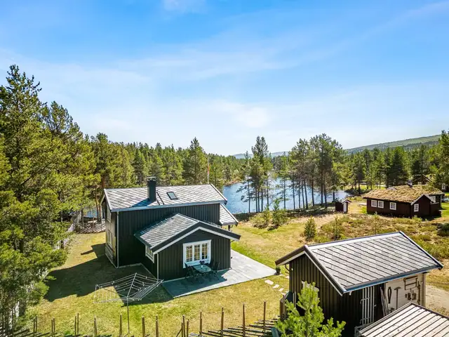 Flott fritidseiendom ved elvebredden på 4,2 mål tomt! - idylisk uteplass med stor skiferterrasse på 68 kvm. — bilde 4