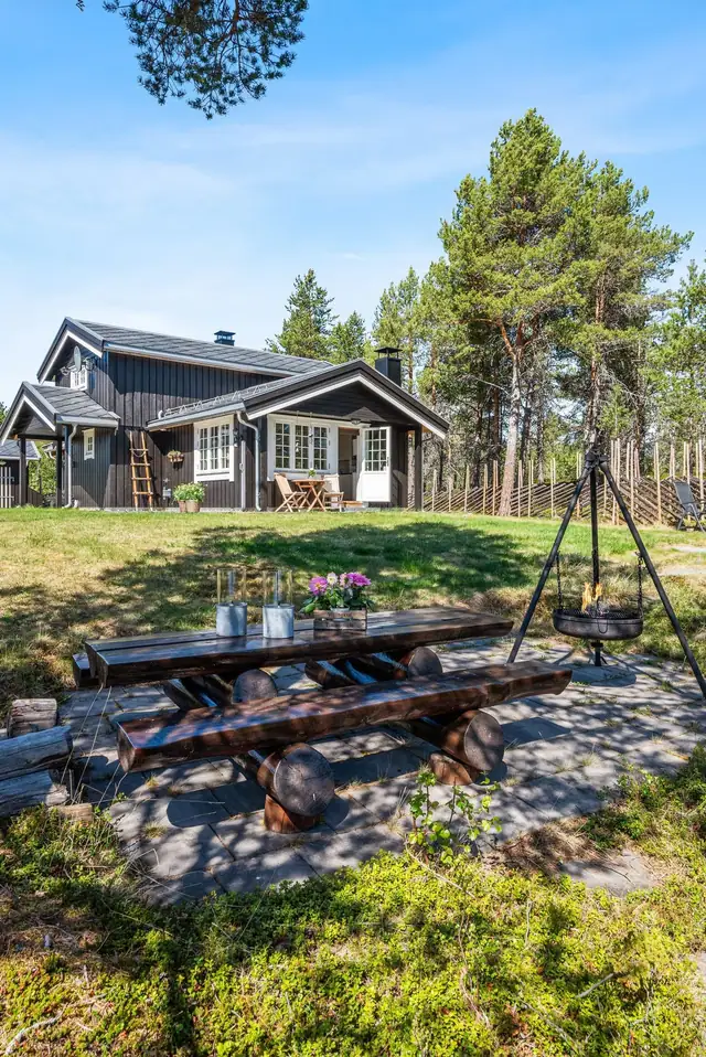 Flott fritidseiendom ved elvebredden på 4,2 mål tomt! - idylisk uteplass med stor skiferterrasse på 68 kvm. — bilde 5
