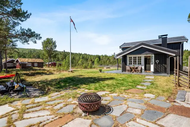 Flott fritidseiendom ved elvebredden på 4,2 mål tomt! - idylisk uteplass med stor skiferterrasse på 68 kvm. — bilde 6