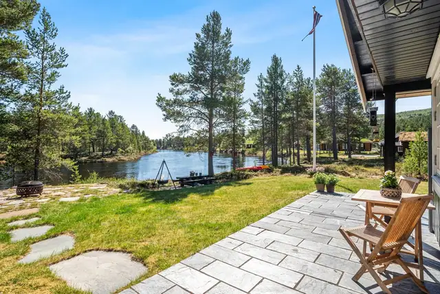 Flott fritidseiendom ved elvebredden på 4,2 mål tomt! - idylisk uteplass med stor skiferterrasse på 68 kvm. — bilde 7