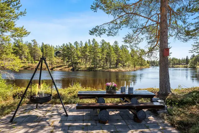 Flott fritidseiendom ved elvebredden på 4,2 mål tomt! - idylisk uteplass med stor skiferterrasse på 68 kvm. — bilde 8