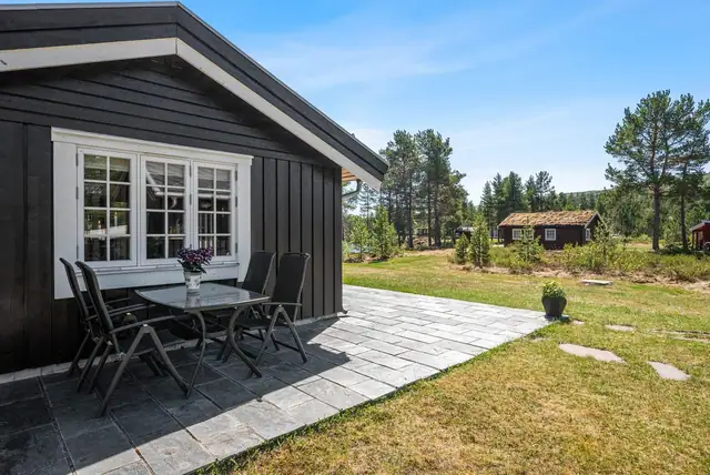 Flott fritidseiendom ved elvebredden på 4,2 mål tomt! - idylisk uteplass med stor skiferterrasse på 68 kvm. — bilde 9