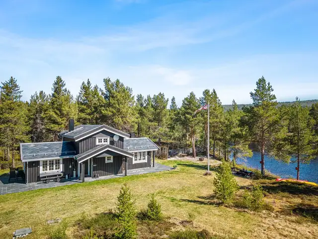 Flott fritidseiendom ved elvebredden på 4,2 mål tomt! - idylisk uteplass med stor skiferterrasse på 68 kvm. — bilde 10