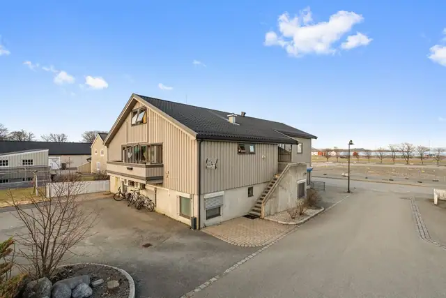 Kombinert bolig og ​næringsbygg - Sentral beliggenhet i Brekstad sentrum - Næringslokaler og 3 stk leiligheter — bilde 3