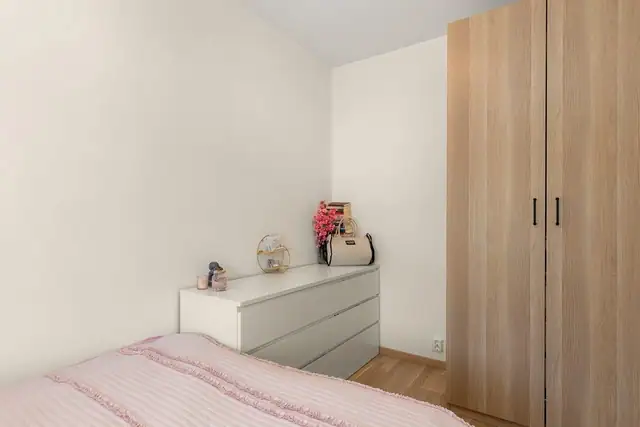 Soverommet har gode møbleringsmuligheter og har rikelig med skapplass