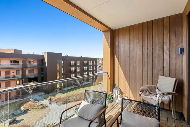 Balkongen har god plass til utemøbler og gode solforhold