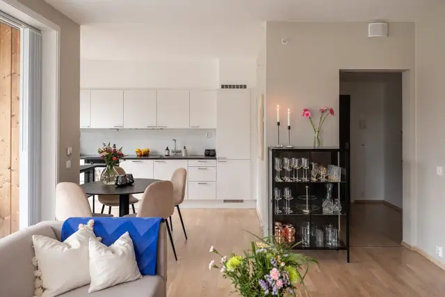 Her får du moderne kvaliteter som vannbåren gulvvarme for jevn oppvarming og balansert ventilasjon som sikrer et behagelig inneklima.