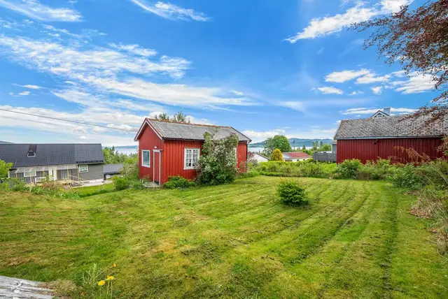 Stor hage med plass til lek og moro for hele familien