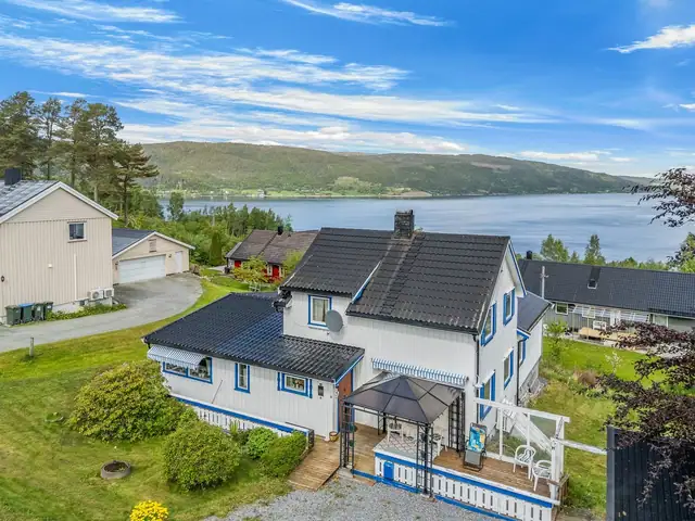 Ved inngangspartiet er en terrasse som strekker seg fra "kjøkkenhjørnet" og nesten ut i hagen.