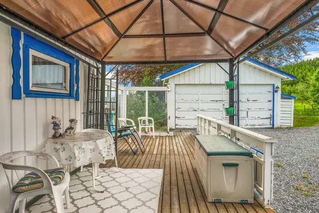 Terrassen er på ca 30 kvm og har en faststående pergola og pleksiglass som skjermer for vær og vind.