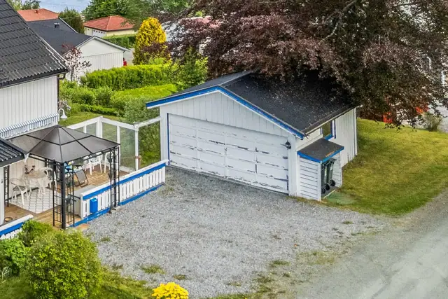 Garasjen er på 29 kvm og har god plass til både bil og lagring av utstyr eller andre kjøretøy.