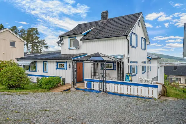 Også godt med plass i innkjørsla til flere biler.