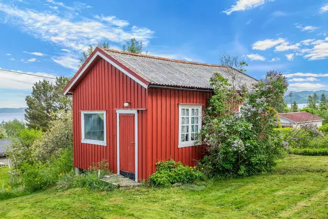 I hjørne av hagen er et eldre uthus på 36 kvm.