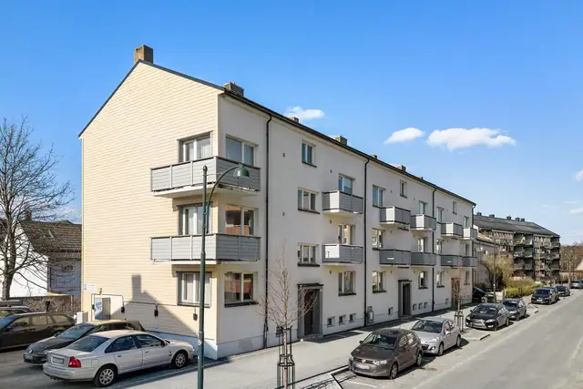 Leiligheten har en attraktiv hjørnebeliggenhet i høy 1.etasje.