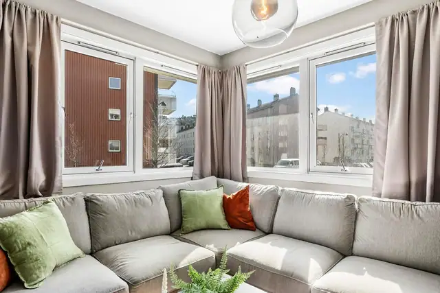 Stuen gir fleksible møbleringsmuligheter med plass til en stor sofa og gjester.